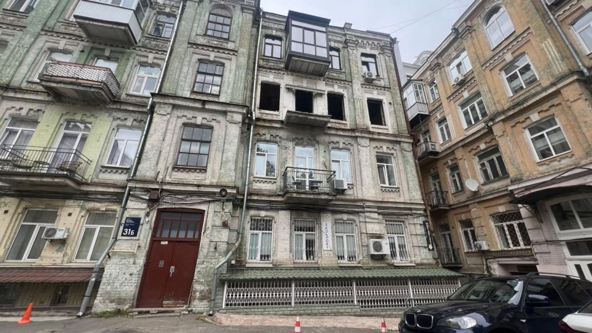 КМДА зупинила незаконні роботи у флігелі XIX століття в центрі столиці Старий житловий будинок із вибитими вікнами та пошкодженим фасадом у центрі Києва