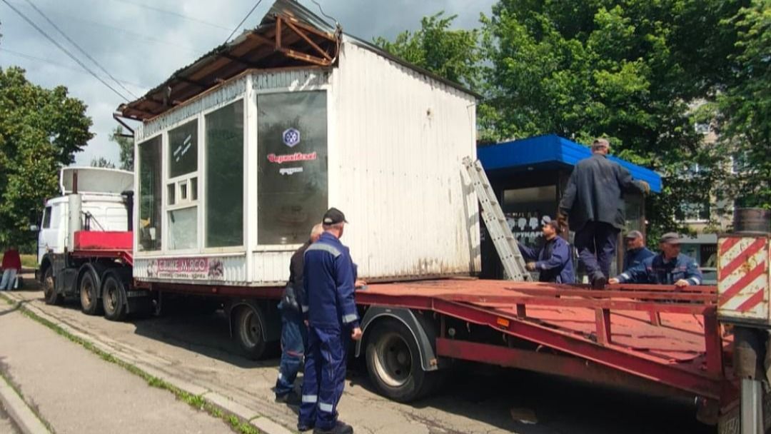 У Подільському районі Києва демонтували 12 МАФів, що перегороджували прохід до скверу У Подільському районі Києва демонтували 12 МАФів, що перегороджували прохід до скверу
