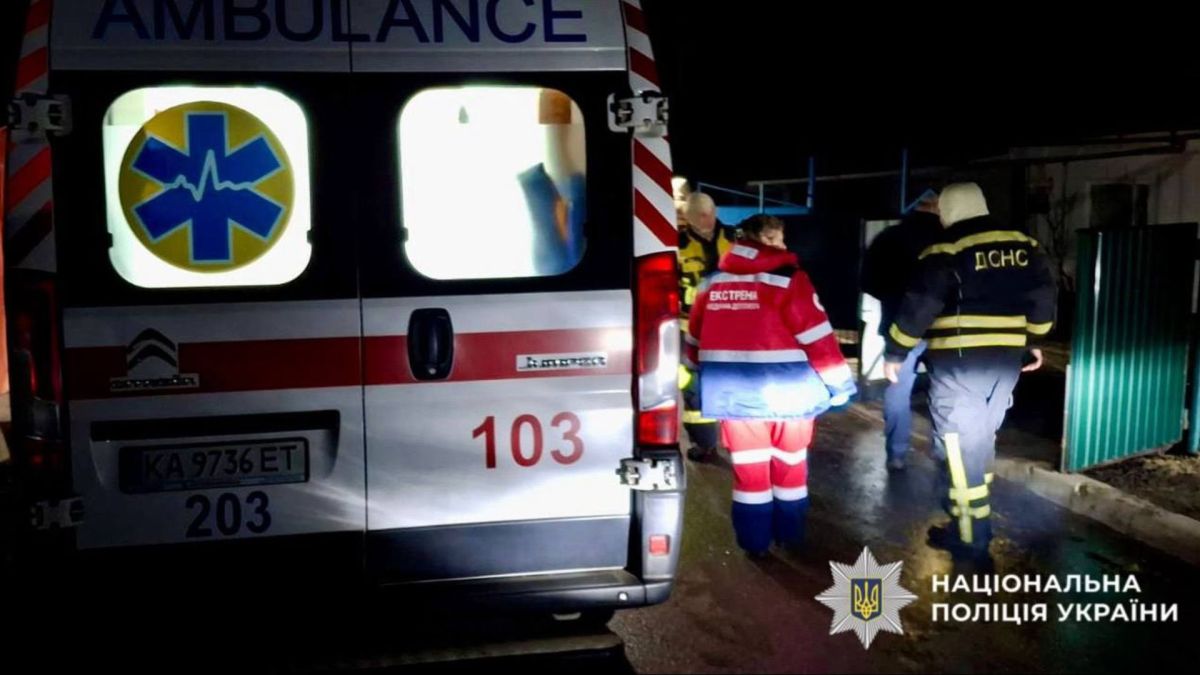 Під час пожежі у будинку в Білій Церкві загинув чоловік Рятувальники ДСНС та поліція на місці смертельної пожежі у приватному будинку Білої Церкви