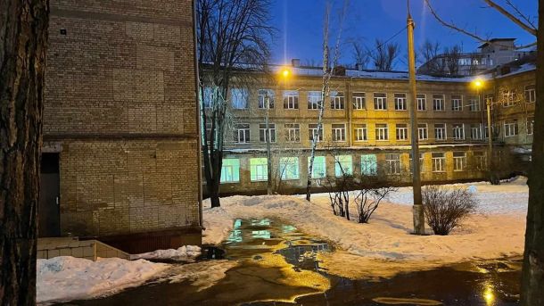 Топ 5 книг у київських книгарнях: Бандера і «покоління нарваних», музика з Пупа землі Школа 181 в Києві в зимовий період зі снігом на вулиці
