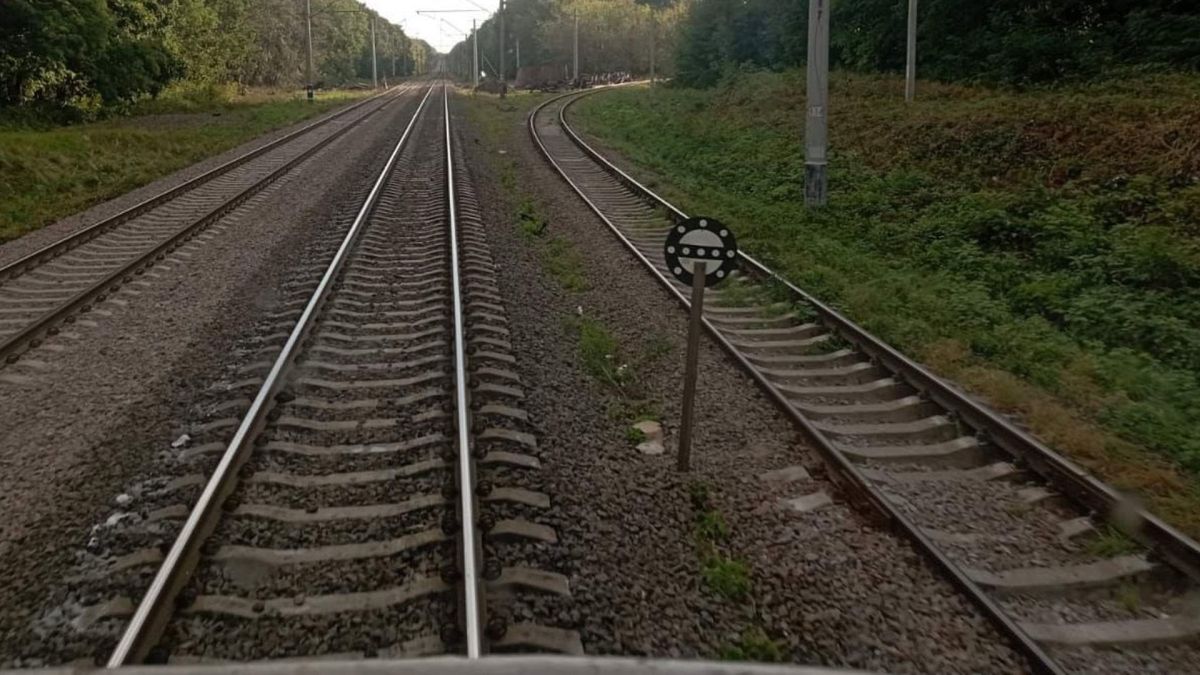 У Києві агент РФ отримав 15 років за підпали залізничної інфраструктури Рейки Укрзалізниці