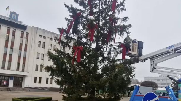 Викрито мережу забороненого контенту: на Київщині затримали адміністраторів 1000 сайтів Ялинка в Броварах прикрашена червоними банттами