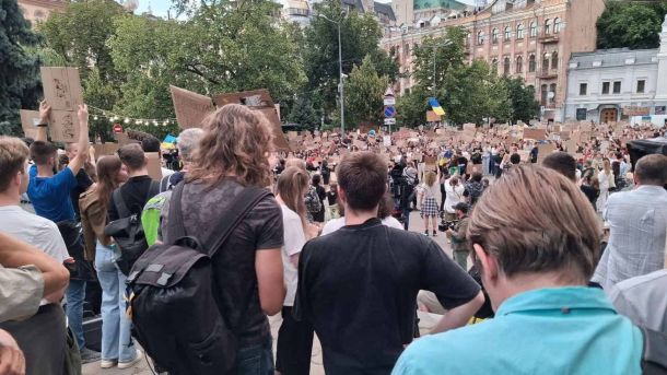 Водія з ознаками наркосп'яніння, позбавленого прав, зупинили на Печерську Сотні учасників із картонними плакатами на безстроковій акції за повернення Михайла Федорова на площі Івана Франка в Києві