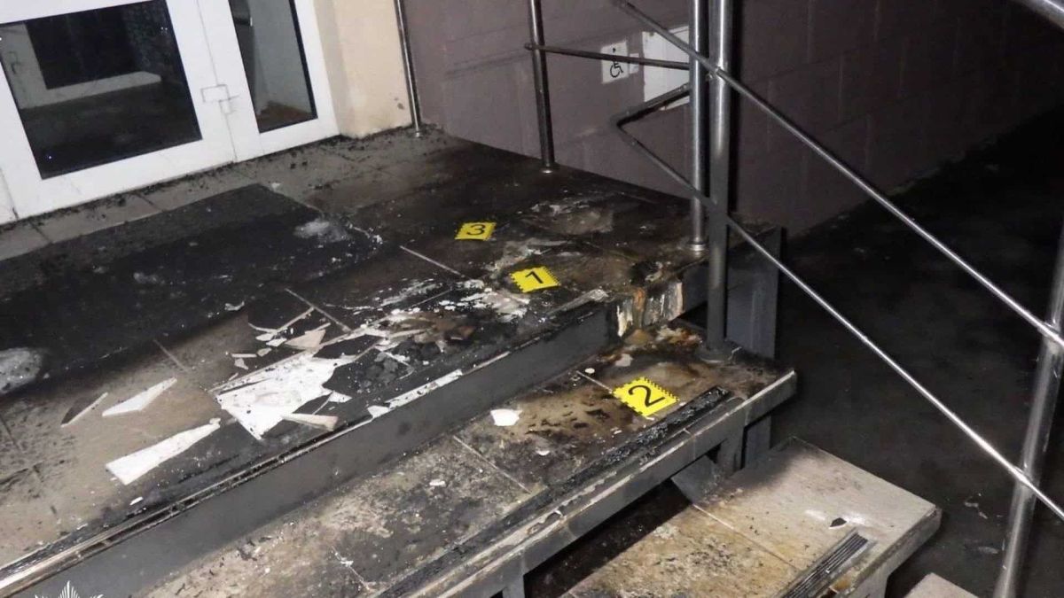Псевдоправоохоронці змусили 21-річного киянина підпалити банк Псевдоправоохоронці змусили 21-річного киянина підпалити банк