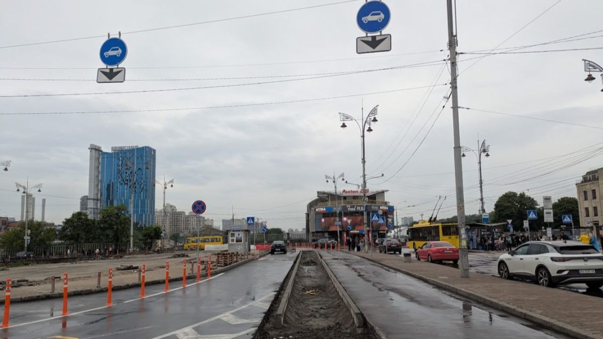 На Вокзальній площі облаштували зону швидкої висадки пасажирів, але водії її ігнорують На Вокзальній площі облаштували зону швидкої висадки пасажирів, але водії її ігнорують