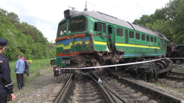 Вантажний та пасажирський поїзди зійшли з колії: список затриманих потягів (оновлено) Локомотив потяга, який зійшов з колій
