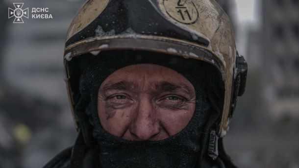 «Не мовчи, полон вбиває»: у Києві відбулася традиційна недільна акція підтримки Фото рятувальника в шоломі і з брудним від пилу обличчям