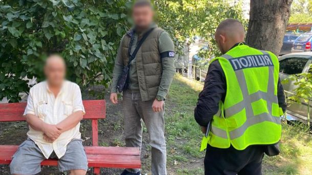 Мера Вишгорода підозрюють у розтраті понад 6,6 млн грн бюджетних коштів Поліцейські та співробітник СБУ затримують літнього чоловіка, який сидить на червоній лавці у дворі