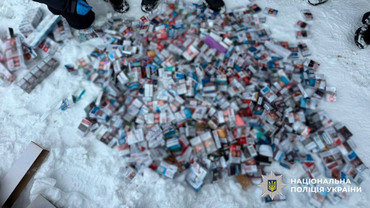 У Києві затримали двох іноземців за крадіжки сигарет на 740 тисяч Поліцейські НПУ стоять над розсипаними пачками сигарет на снігу під час вилучення товару вартістю 740 тис. грн