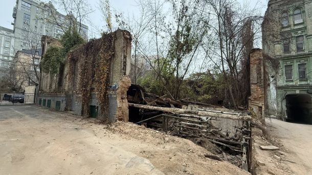 У Києві припинили розбирання флігеля історичної садиби Біляшівських на Гончара Сильно зруйнована цегляна будівля, з провалом у даху, навколо якої ростуть дерева