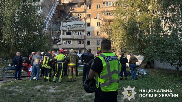 Атака на Київ: пошкоджено будівлю ДМС у Дарницькому, прийом громадян триває Вилучення землі на місці руйнувань багатоквартирного будинку у Києві після ракетної атаки, залучені пожежники і поліція, має важливе значення для реконструкції та безпеки міста.