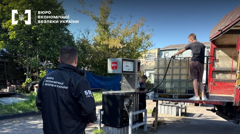У столиці викрили дві незаконні автозаправки — вилучено 4,5 тонни пального Чоловік спостерігає за завантаженням великого контейнера на вантажівку на АЗС