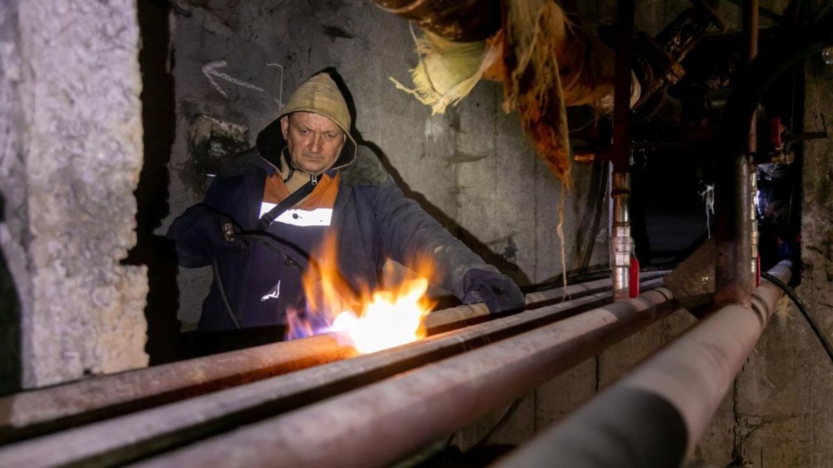 55 бригад Укрзалізниці відновлюють теплопостачання в Києві Чоловік розігріває труби