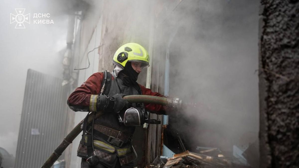 У Дарницькому районі ліквідували пожежу на СТО площею 150 кв. м Пожежник заливає приміщення сумішшю для гасіння пожеж