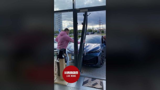 Жінка під час застілля вдарила приятеля ножем: чоловік помер Темно-синій SUV протаранив скляний фасад зоомагазину на вулиці Тарасівській у Бучі — очевидець знімає місце ДТП