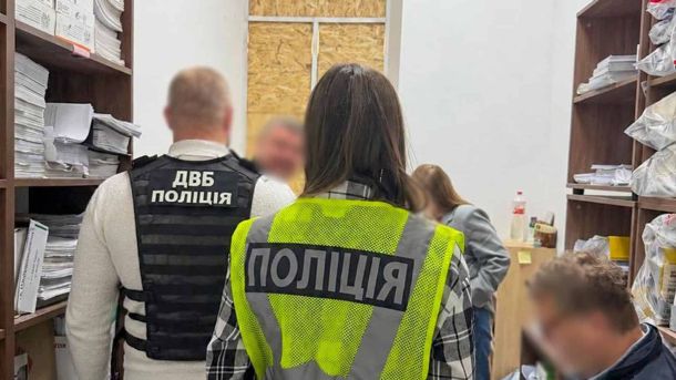 Засновник фонду у Києві засуджений на 7 років: брав $12 000 за виїзд за кордон Нацполіція викрила схему на 999 999 грн при закупівлі техніки для ДСНС