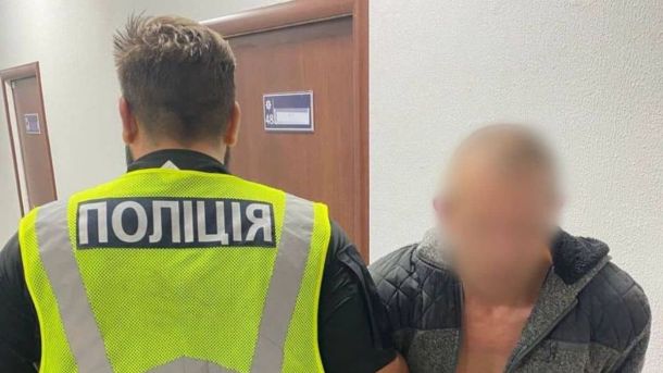 На Київщині викрили групу шахраїв, які продавали «магічні» товари від імені «екстрасенсів» (фото, відео) Поліція Києва затримує чоловіка під час розслідування правопорушення.