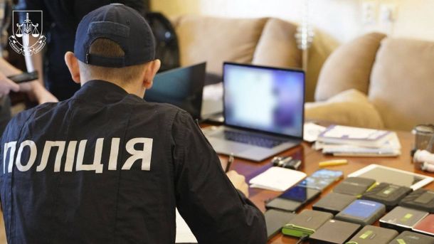 Київщина стала пілотною областю у впровадженні сімейних форм виховання Поліцейський проводить слідчі дії, на столі перед ним — техніка та документи