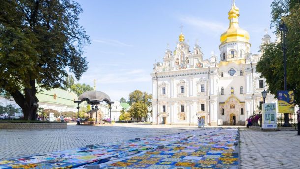 У Лаврі триває виставка «Мамай Квілт» — гігантське полотно як символ незламності Києво-Печерська лавра з великою квітчастою ковдрою, розстеленою на площі перед собором