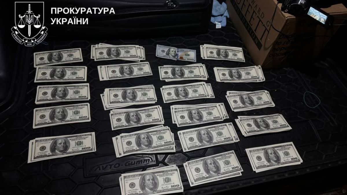 21 тисяча доларів за фіктивну інвалідність: у Києві викрито схему ухилення Вилучені 100-доларові купюри — речовий доказ у справі про схему фіктивної інвалідності для ухилення від військової служби у Київській області