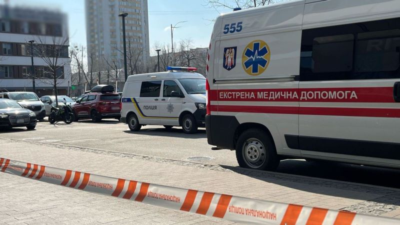 Головні новини Києва | Kyiv.News Машина поліції та швидкої допомоги стоять біля клініки