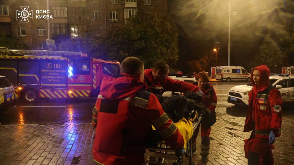 Київ під ударом: 9 поранених після нічної атаки дронів Медики транспортують поранену людину на колісних ношах