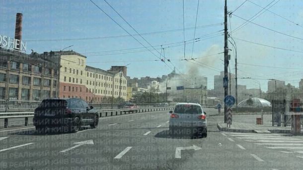 Пожежу на фабриці Roshen у Києві ліквідували: обійшлося без постраждалих Загрізане вулиця в Києві з машинами і димом від пожежі або аварії у місті.