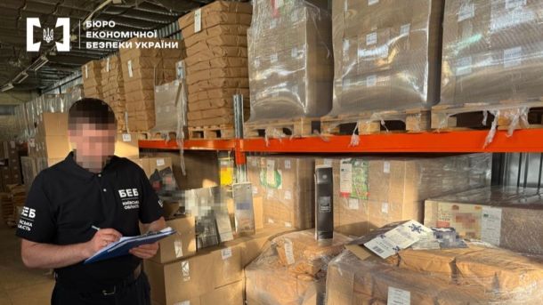 Матір експрокурора придбала будинок на базі митників у Конча-Заспі — Bihus.info Працівник Бюро економічної безпеки оглядає склад і робить записи у блокноті