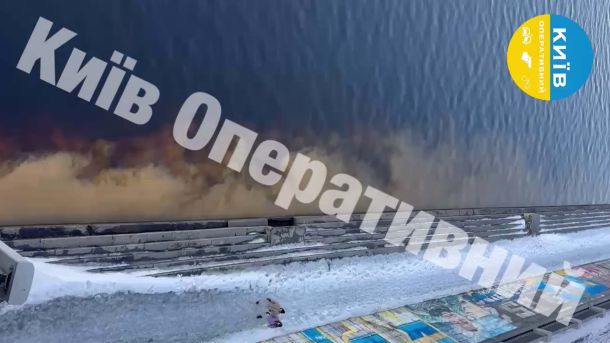 Три ДТП з постраждалими дітьми на Київщині: справи скеровано до суду Аерофото: каламутна коричнева вода зливається з темною чистою водою Дніпра біля засніженої набережної Києва