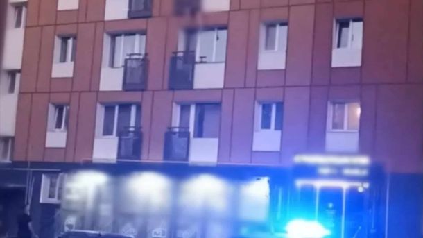 У Бородянці жінка впала з четвертого поверху на дах магазину Багатоквартирний будинок у Бородянці, з вікна якого четвертого поверху впала 39-річна жінка 19 червня 2026 року