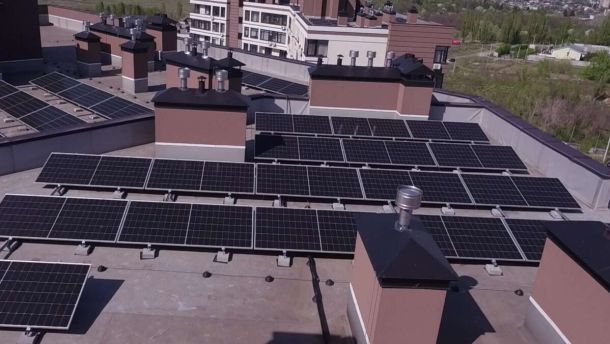 Київський апеляційний суд визнав шлюбні відносини між Зоряном Кісем і Тимуром Левчуком Сонячні панелі на даху багатоповерхівки