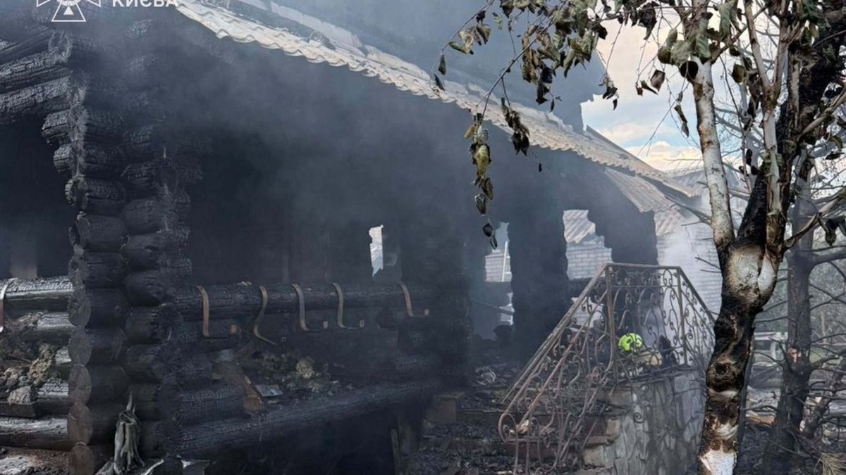 Пожежники дві години гасили приватний будинок у Дарниці: постраждалих немає Рятувальники гасять двоповерховий дерев'яний будинок на вулиці Садовій у Дарницькому районі Києва, пожежа на 100 кв. м