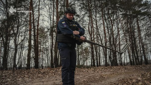 Боярська громада отримала 4 автобуси від Франції: один — «незламності» Піротехніки ДСНС щодня очищають Київщину від боєприпасів