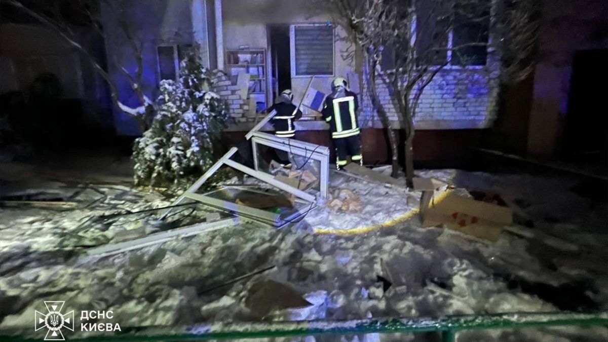 У Голосіївському районі внаслідок вибуху газу постраждав чоловік Вибиті вікна у будинку від вибуху гранати та двоє рятувальників ДСНС