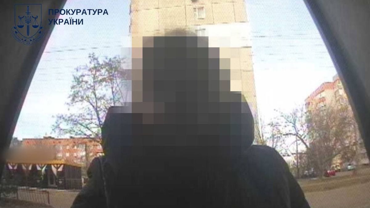 Купувала не те, про що домовлялись: боєць ЗСУ заявив про розтрату його грошей Жінка із заблюреним обличчям стоїть на вулиці