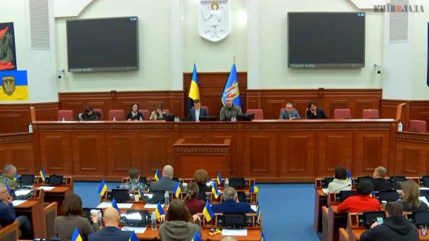 Парк «XII місяців» святкує 10-річчя: зустріч із унікальними тваринами, нові зони й святкові заходи Депутати Київради у сесійній залі під час засідання, за президією — керівництво міста та прапори України і Києва