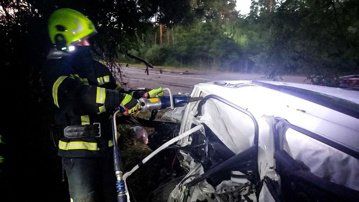 Фатальне ДТП під Іванковим: загинули двоє, авто розірвало навпіл Фатальне ДТП під Іванковим: загинули двоє, авто розірвало навпіл