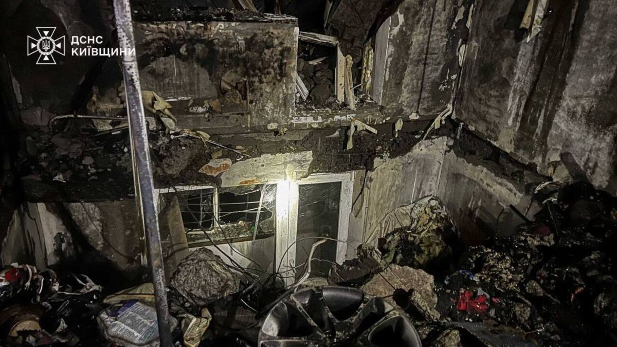 Обстріл Броварів: 2 поранених, пожежа в дев'ятиповерхівці Житловий будинок у Броварах, пошкоджений російським обстрілом