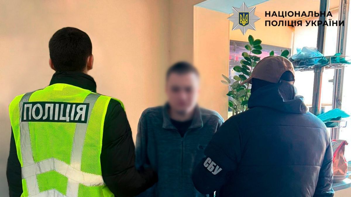 У Києві перекрили канал контрабанди наркотиків, замаскованих під оливкову олію Поліцейський у жовтому жилеті та співробітник СБУ затримують підозрюваного у контрабанді наркотиків у приміщенні