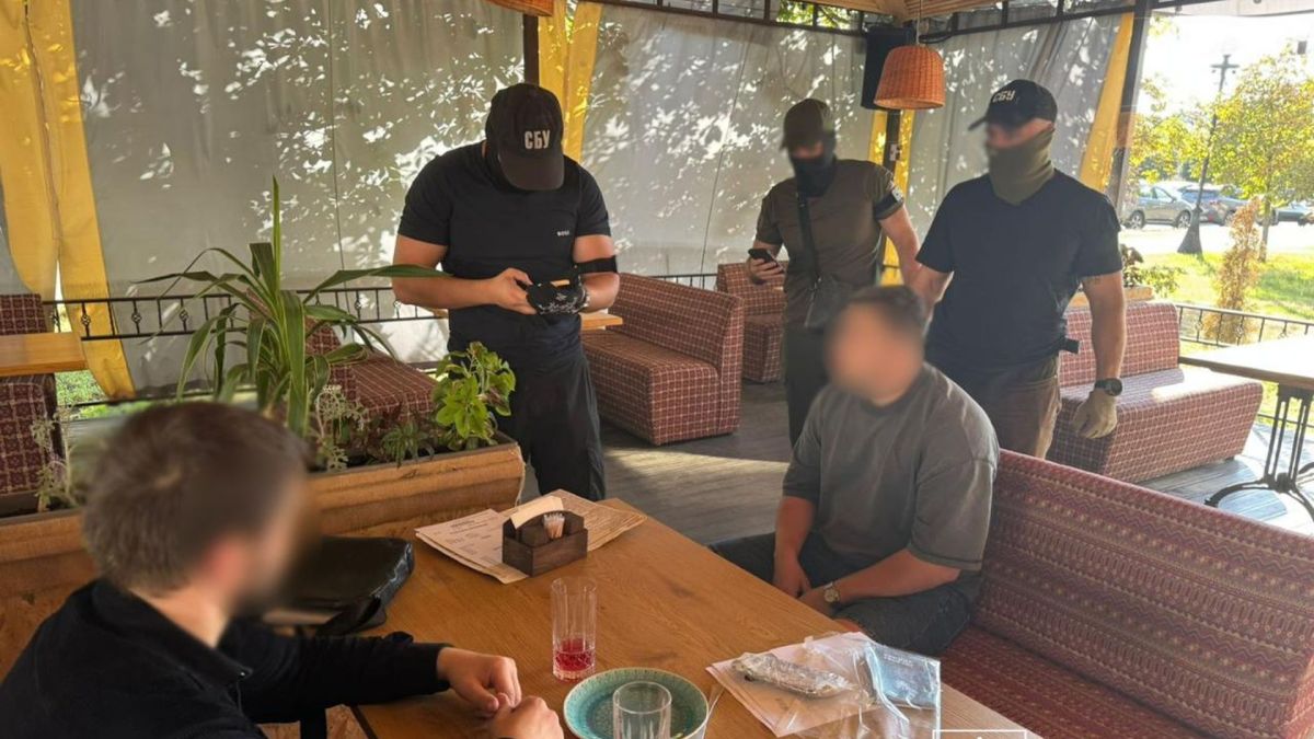 У Києві викрили схему фіктивного працевлаштування за $9 тисяч для виїзду за кордон Затримання співробітниками СБУ у кафе: правоохоронці документують процес