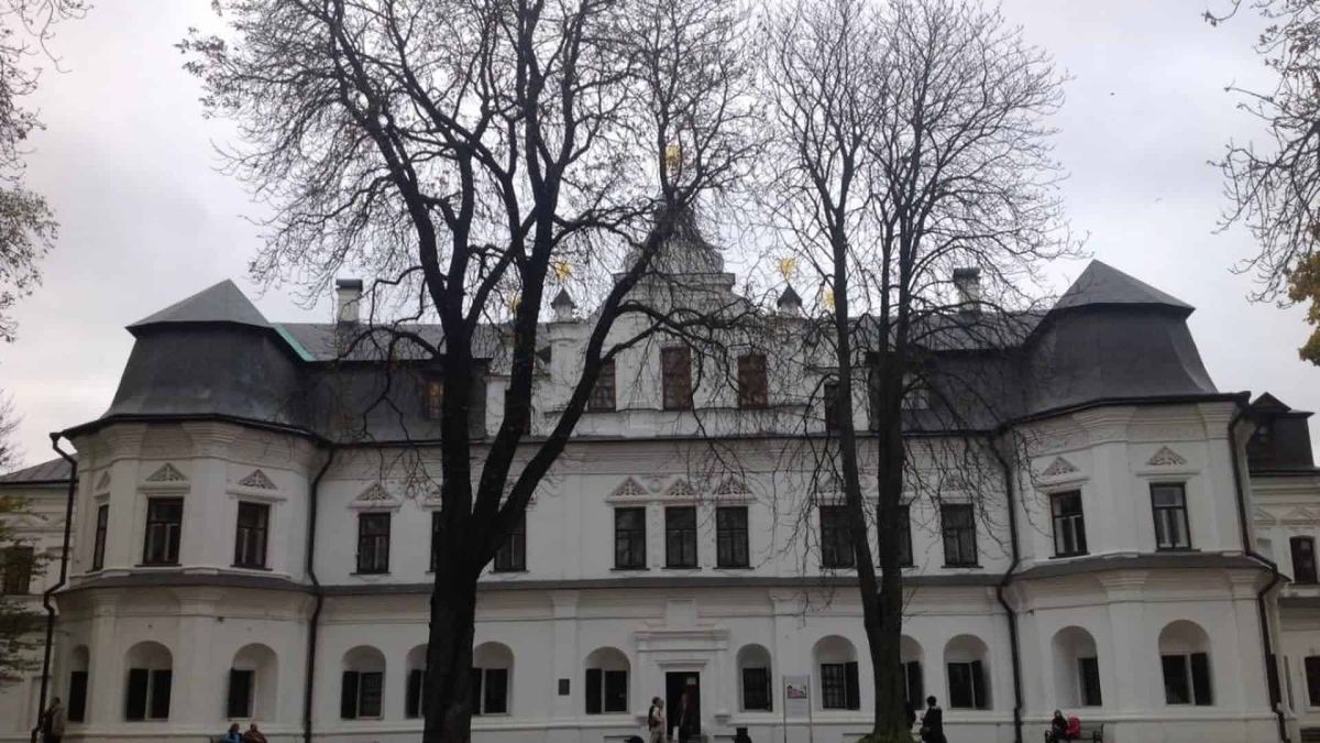 Будинок митрополита одна з найстаріших адміністративних споруд Києва Будинок митрополита у Національному заповіднику «Софія Київська» — двоповерховий палац із мансардою, збудований у XVIII столітті, об'єкт спадщини ЮНЕСКО в Києві