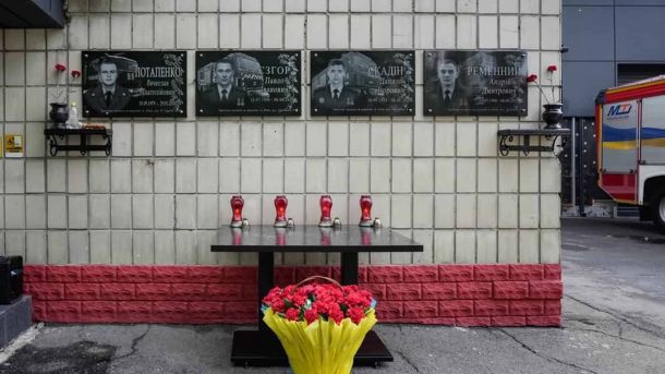«Пасажири Києва» отримали нагороду Lun Awards 2026 за збереження транспорту під час тривог Меморіальні дошки Данила Скадіна, Павла Єзгора та Андрія Ременного на фасаді пожежного підрозділу в Солом'янському районі Києва з квітами та свічками