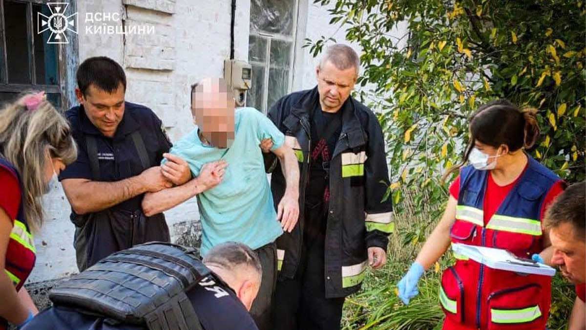 Дибинці: рятувальники вдруге витягли з колодязя того самого чоловіка Дибинці: рятувальники вдруге витягли з колодязя того самого чоловіка