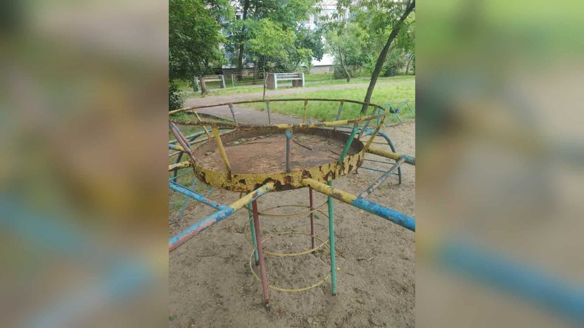 На Оболоні дитячий майданчик зі згнилими лавками визнали «задовільним» Іржава аварійна карусель з облупленою фарбою та виламаною підлогою на дитячому майданчику на Йорданській на Оболоні в Києві