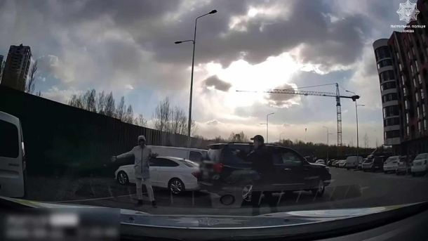 На Оболоні жінка впала у яму з водою через прорив труби: відео Патрульні поліцейські затримують учасника конфлікту на парковці біля ТРЦ Голосіївського району Києва після бійки з ножем