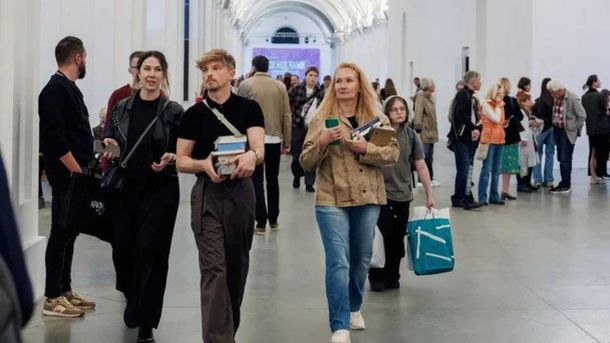 Латвія підтримає Київщину у відновленні та енергетиці після російських атак Відвідувачі йдуть крізь арковий зал Книжкового Арсеналу під час фестивалю — програма Культурних сил, травень 2026