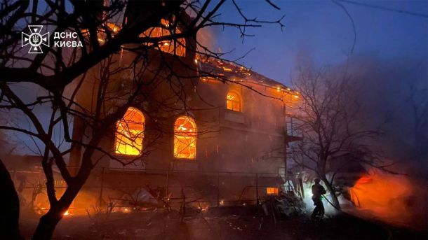 ОНОВЛЮЄТЬСЯ: Наслідки нічної атаки на Київ. 1 загиблий, 30 постраждалих (відео) Пожежа в приватному будинку