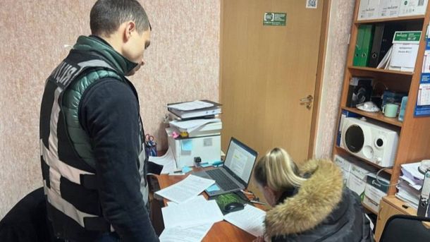 У Києві офіцер ЗСУ вимагав $9000 за переведення бійця з передової Поліцейські Деснянського управління під час роботи у справі про катування 9-річного хлопчика матір'ю в Києві