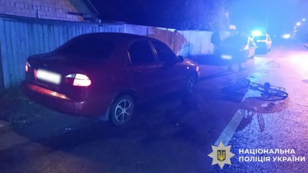 Концерт із «руським репом» скасували після реакції КМВА бордовий автомобіль марки Lanos в темноті на вулиці в ДТП з велосипедом, велосипед лежить на асфальті
