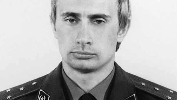 Путін грає на слабкості Заходу: як зламати його впевненість Володимир Путін у формі капітана КДБ